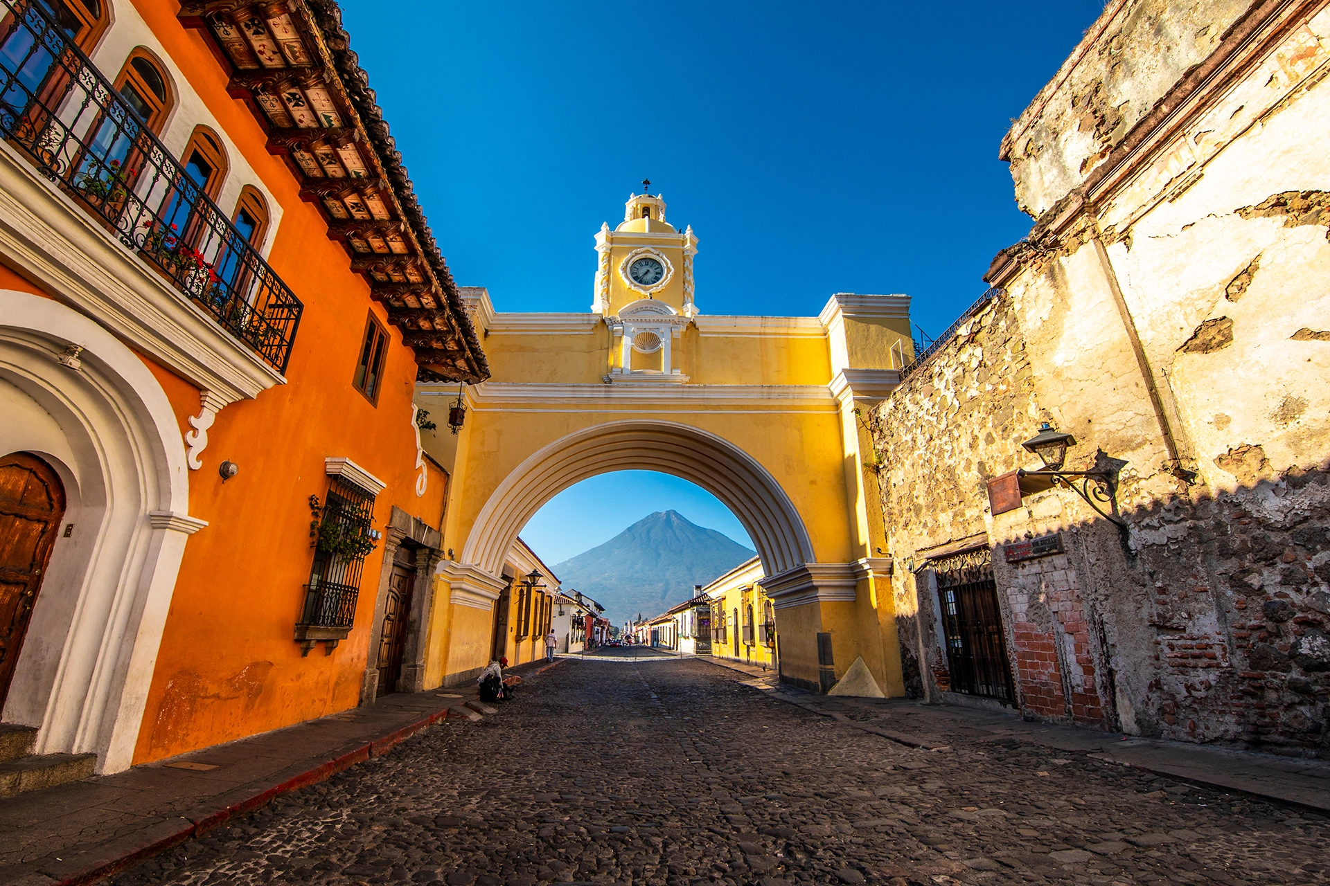 budget or economy hotel close or near the arch of antigua guatemala