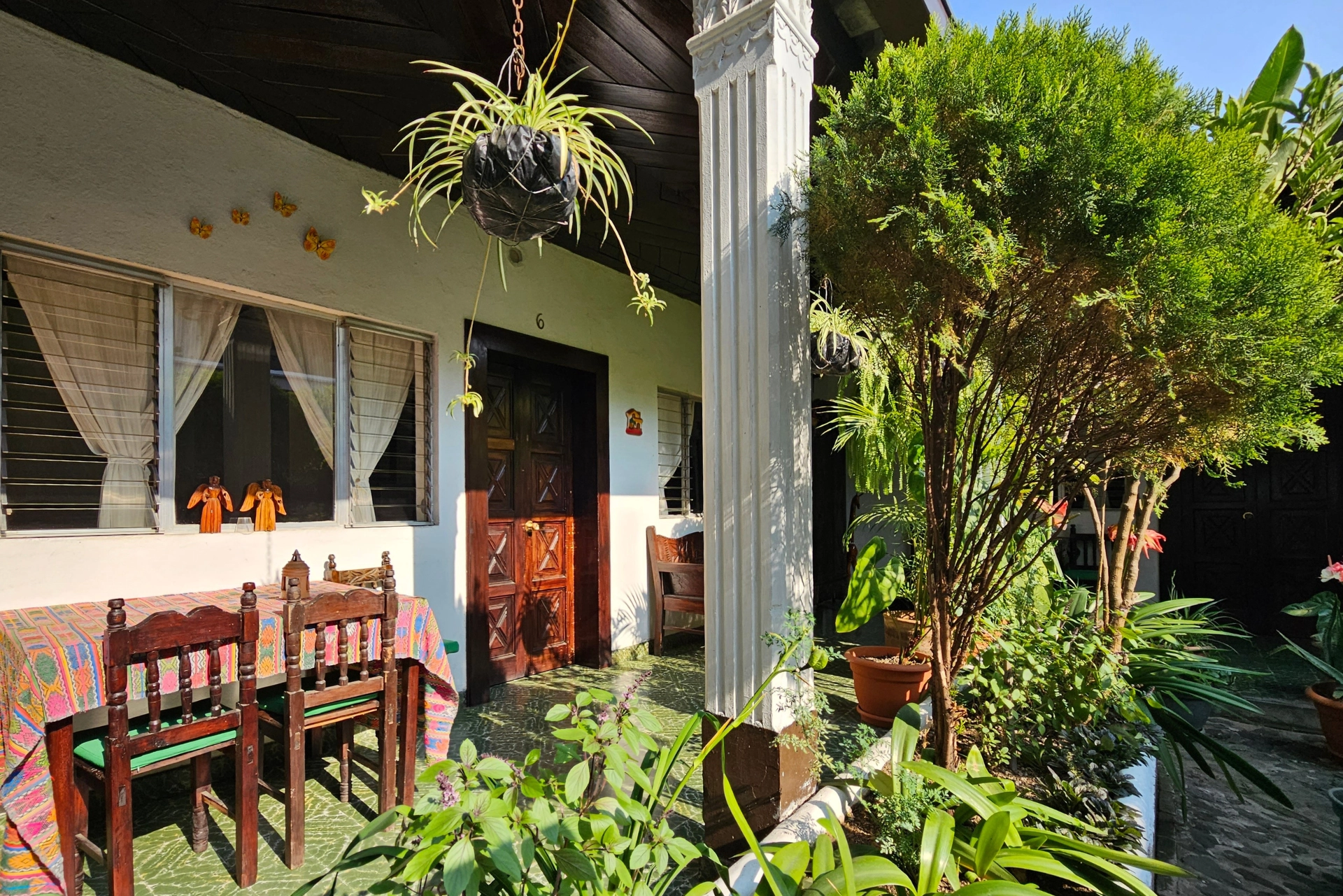 hotel-garden-and-patio-antigua-guatemala-2
